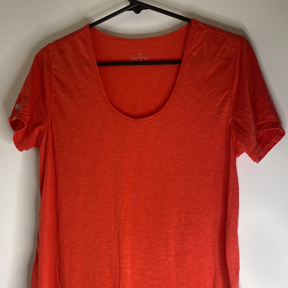 Super SOFT 🍊 reddish orange tshirt Cotton On Body Size Medium Like new ✨ Bright - Picture 2 of 6